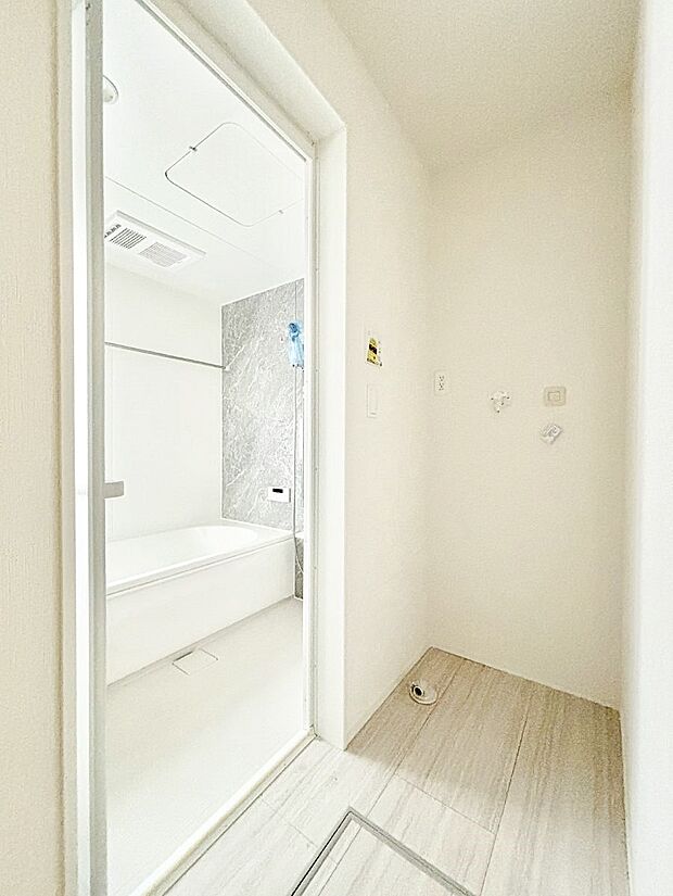 清潔感溢れるホワイトカラーを基調とした洗面室