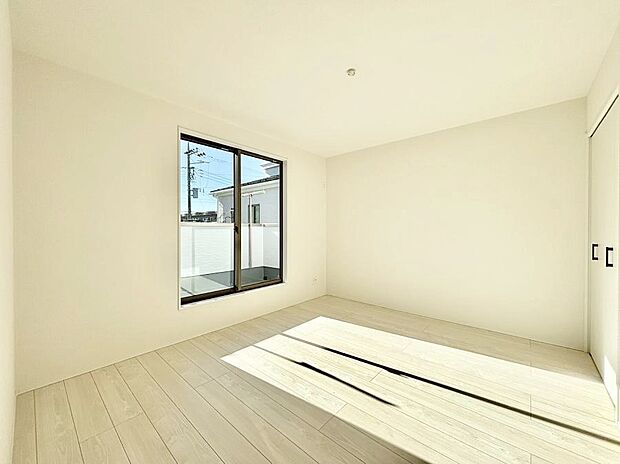 明るいバルコニーサイドに洋室を設置。目覚めの良い寝室に。