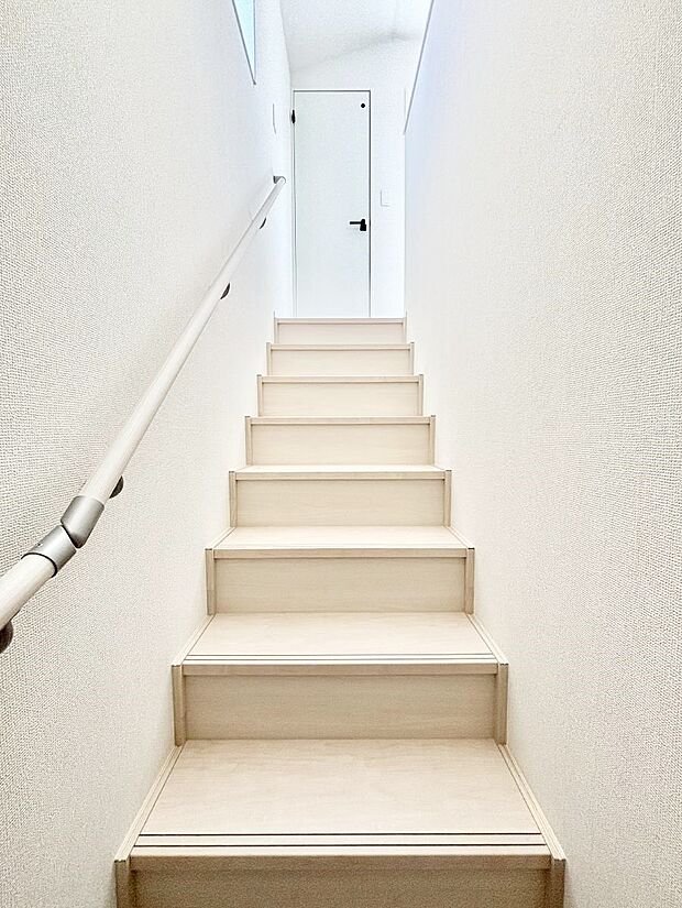 階段は手すり付きなので小さなお子様やご年配の方も安心です！