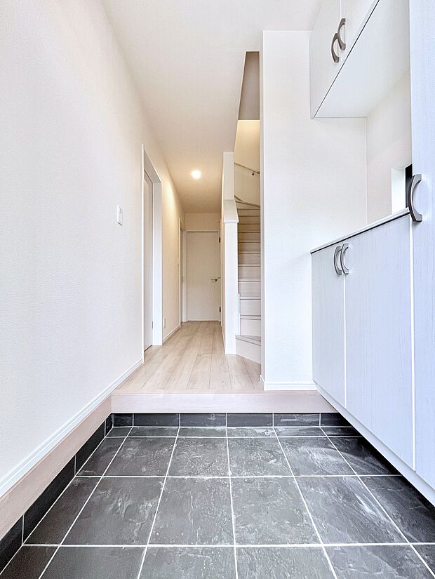 明るい玄関はお客様をお出迎えするのにぴったりです！ 