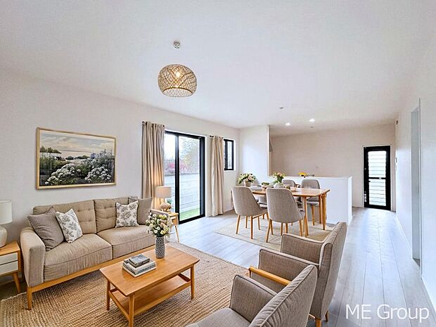 ご家族の賑やかな話し声で包まれる明るいリビング  ※家具はCGです