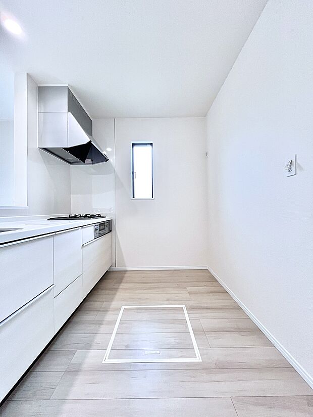 爽やかな風が通り抜けるキッチン。窓があるので明るく換気にも役立ちます。