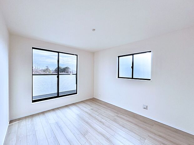 明るいバルコニーサイドに洋室を設置。目覚めの良い寝室に。 