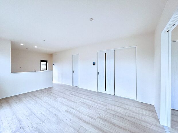 家族の笑顔が自然と生まれてくる、そんな雰囲気のダイニングに仕上がっています。