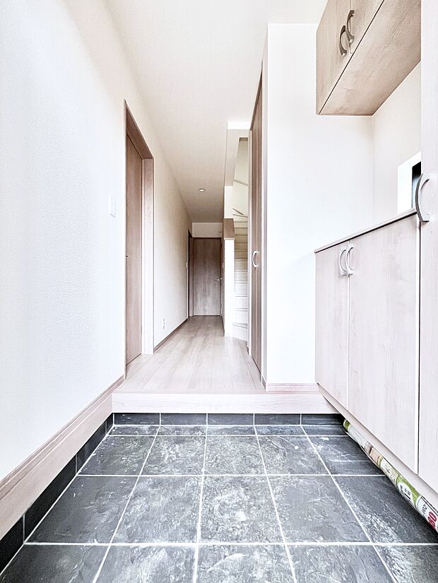 明るい玄関はお客様をお出迎えするのにぴったりです！ 