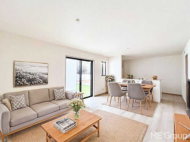 ご家族の賑やかな話し声で包まれる明るいリビング  ※家具はCGです