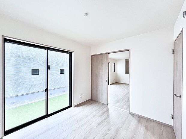 リビング横の洋室は引き戸を開ければリビングと一体に。閉じれば独立した洋室に。