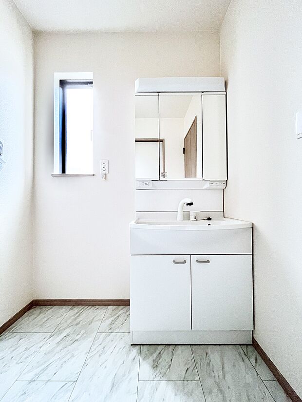 大きく見やすい三面鏡で清潔感ある洗面台は、身だしなみチェックや肌のお手入れにおすすめです。 