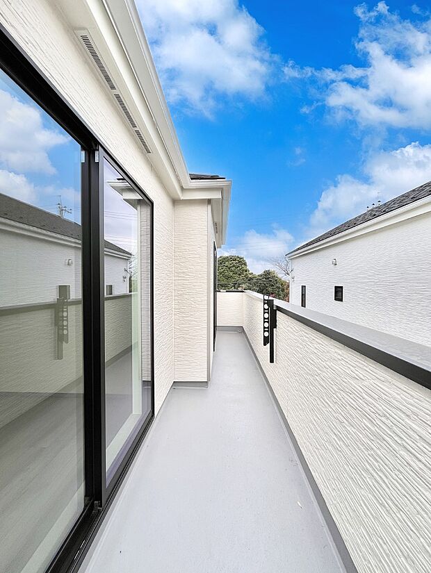 ゆったりバルコニーだから沢山お洗濯ものを干せます。