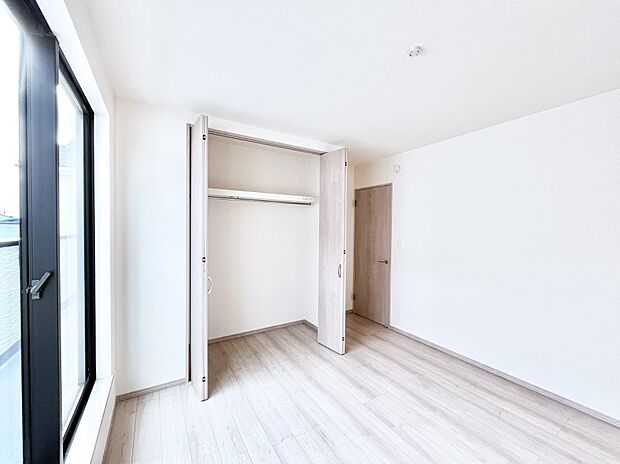 バルコニーが開放感をプラスしてくれる洋室  