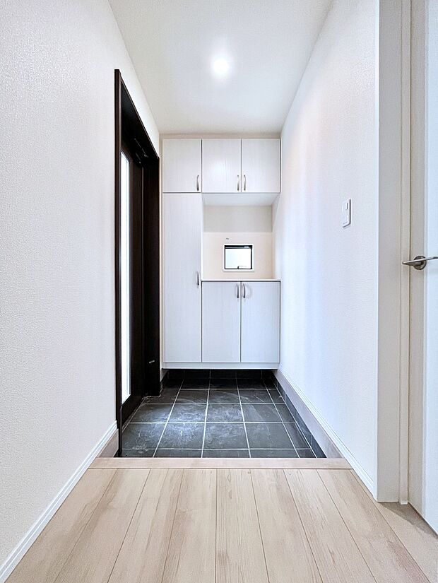 飾り棚を利用して、お越しいただくお客様をおもてなしできます。