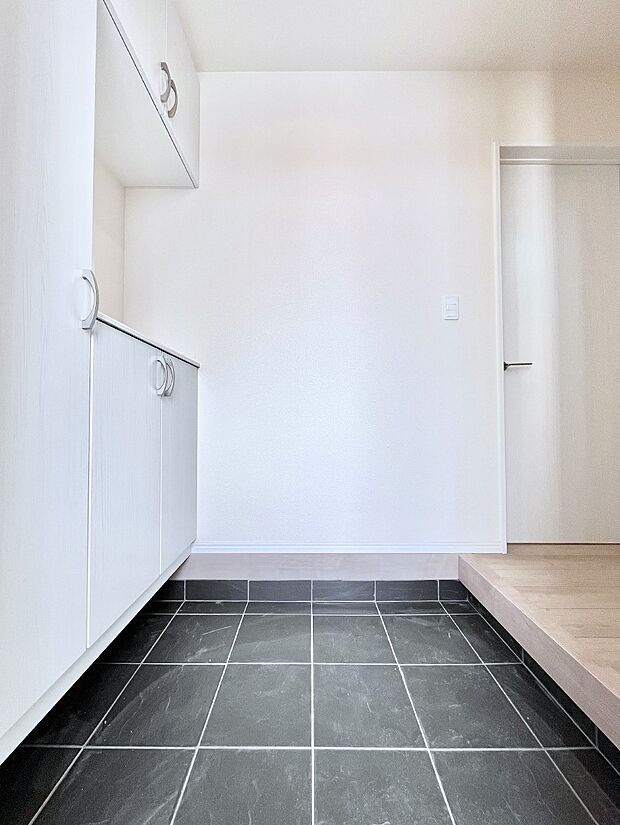 明るい玄関はお客様をお出迎えするのにぴったりです！ 