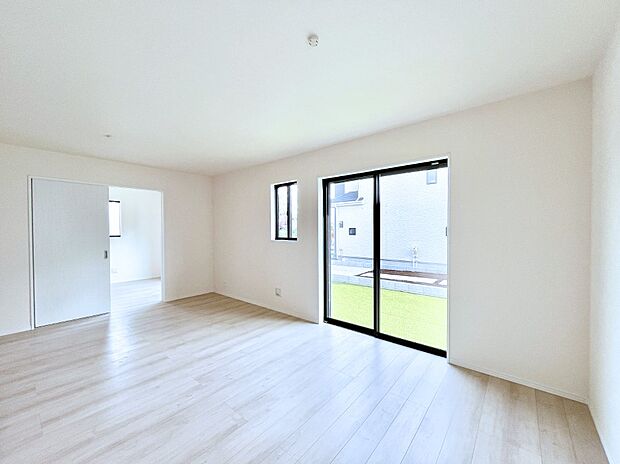 大きな窓からたっぷりの陽光と風を感じられるリビング