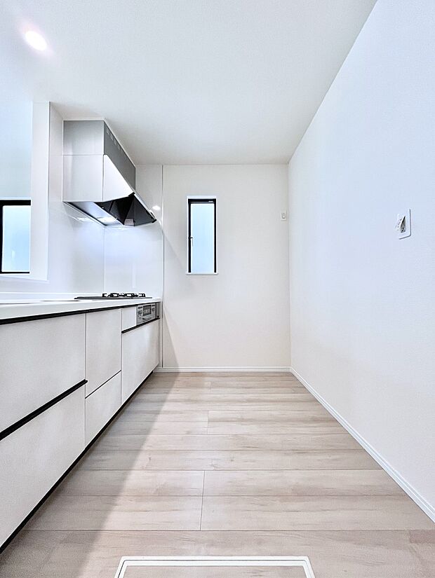 爽やかな風が通り抜けるキッチン。窓があるので明るく換気にも役立ちます。