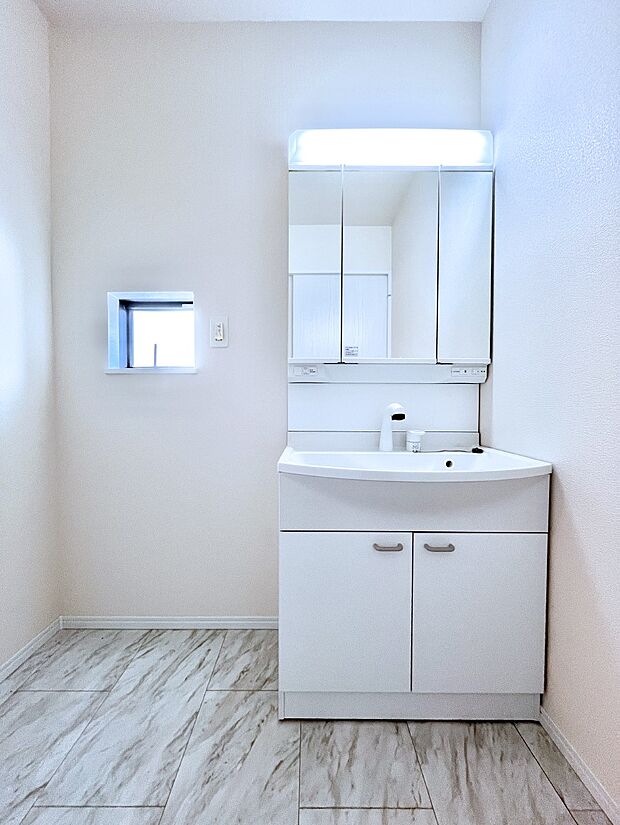 大きく見やすい三面鏡で清潔感ある洗面台は、身だしなみチェックや肌のお手入れにおすすめです。