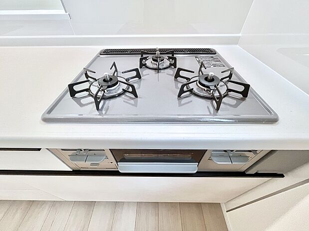 ガスコンロはＳｉセンサー搭載。火力調節や焦げ付き・消し忘れも防いでくれます。