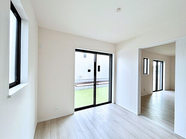 リビングの隣にある洋室。扉を開放して広く利用することも可能です。