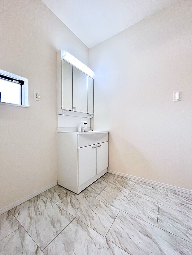 清潔感のある快適空間です。毎日の身支度も気持ち良くお使い頂けます。