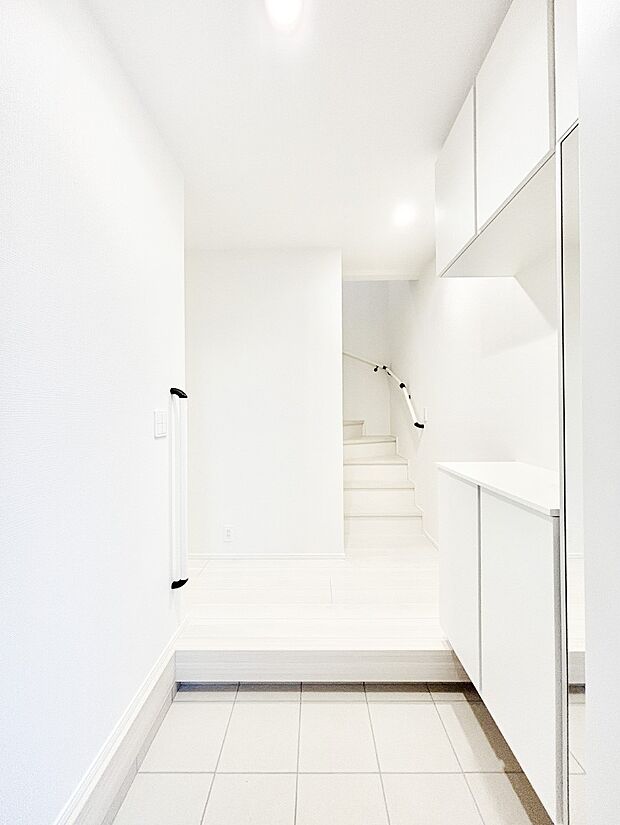 ご家族やお客様を気持ちよくお出迎えできる穏やかな雰囲気の玄関です。