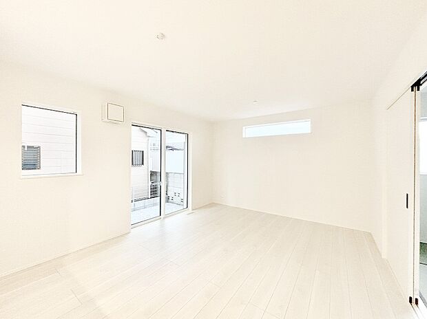 明るい陽光が注ぎ、寛ぎの雰囲気に満たされるリビングダイニング