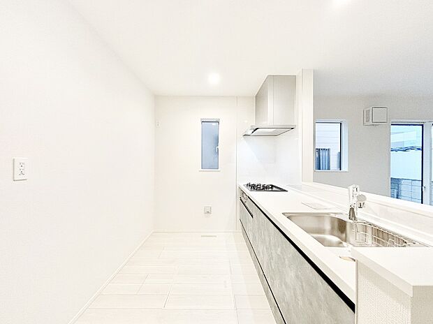 ゆとりあるキッチンスペースでお料理や食後の後片付けもスムーズに!