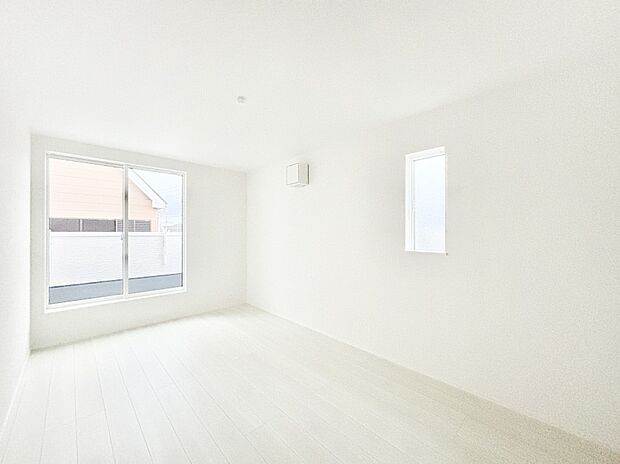 バルコニーが明るさと開放感を演出!朝スッキリと目覚められそうですね。