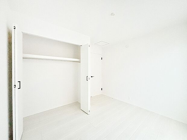 クローゼット付きのお部屋でスッキリとした空間でゆったり寛げます
