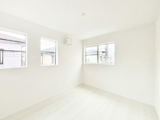 2面採光の洋室。窓から入り込む陽光がお部屋全体を優しく包み込みます!