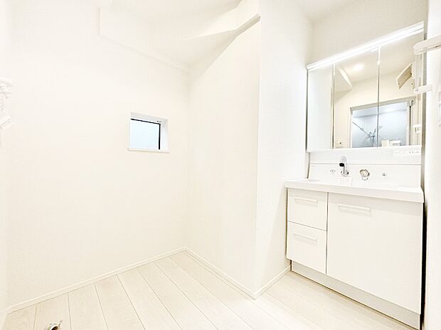 清潔感のある快適空間です。毎日の身支度も気持ち良くお使い頂けます!