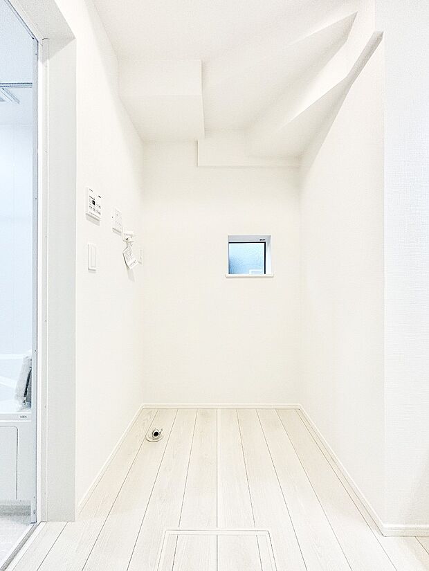 柔らかな朝の光を感じられる窓がついたランドリースペース