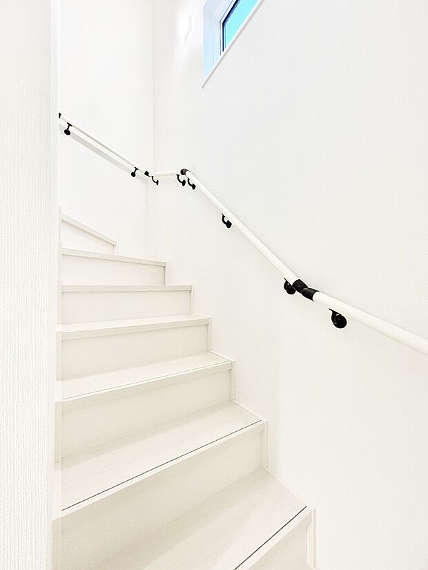 小さなお子様やご年配の方に嬉しい配慮!階段には手摺付きです。