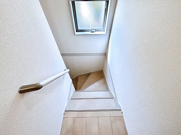 安全性を考慮し階段には手すりを設置しています