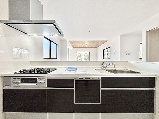 リビングを見渡せる人気のカウンターキッチン。 家族を見守りながら家事をすることができます。