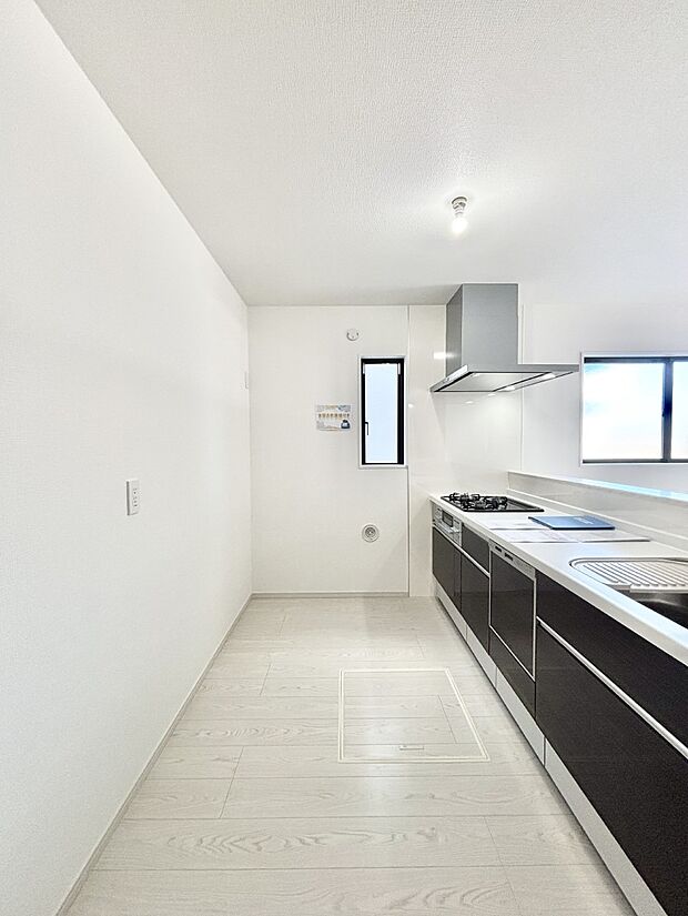 爽やかな風が通り抜けるキッチン。窓があるので明るく換気にも役立ちます。