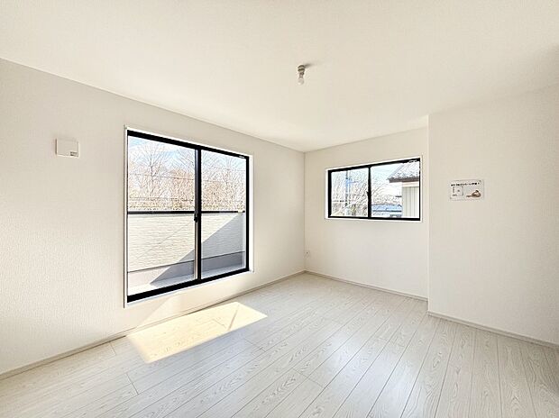 バルコニーが開放感をプラスしてくれる洋室