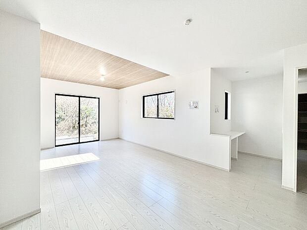 大きな窓からたっぷりの陽光と風を感じられるリビング  