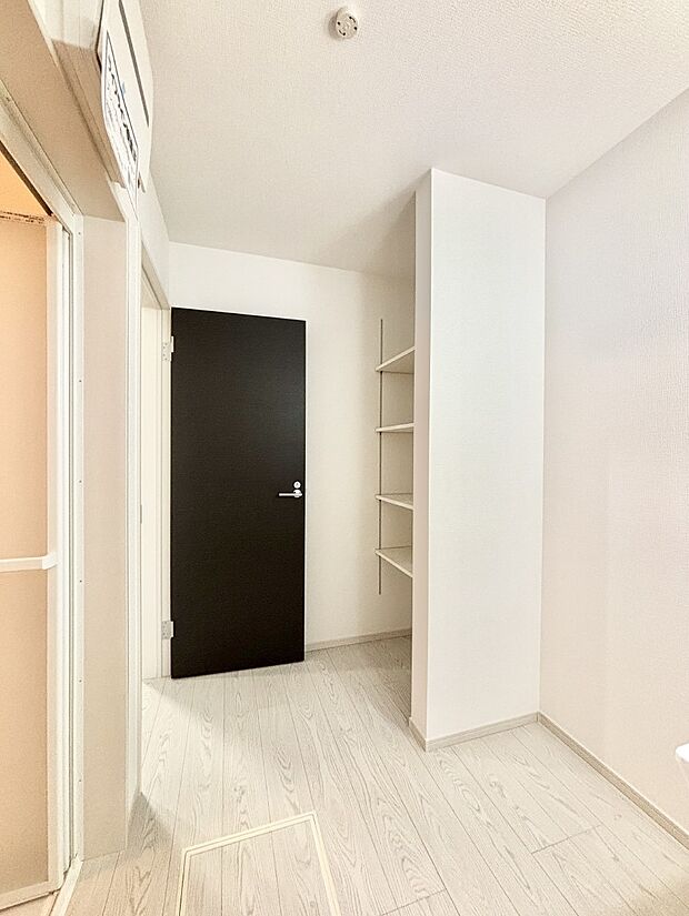 たっぷり収納できる可動棚付きランドリースペース