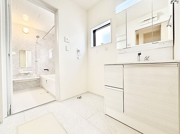 清潔感ある洗面化粧室で朝の身支度も快適