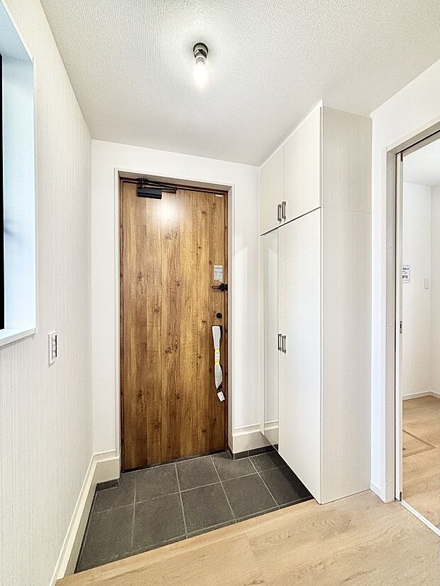 ミラー付きシューズボックスはお出かけ前の身だしなみチェックに便利