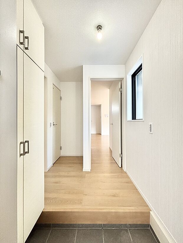 明るい玄関はお客様をお出迎えするのにぴったりです！ 