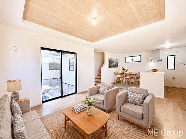 家族の和やかな会話が聞こえてきそう。開放感のあるリビングです。※家具はCGです  