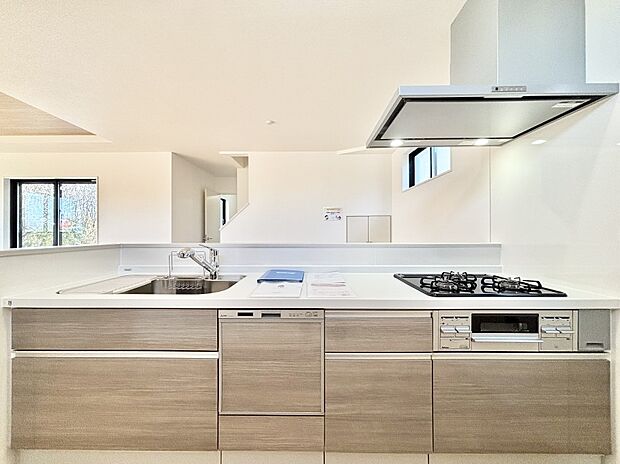 リビングを見渡せる人気のカウンターキッチン。 家族を見守りながら家事をすることができます。