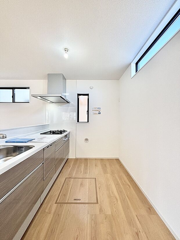 爽やかな風が通り抜けるキッチン。窓があるので明るく換気にも役立ちます。