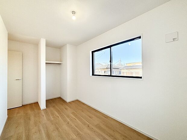 物や洋服の出し入れがスムーズなオープンクローゼット付きのお部屋