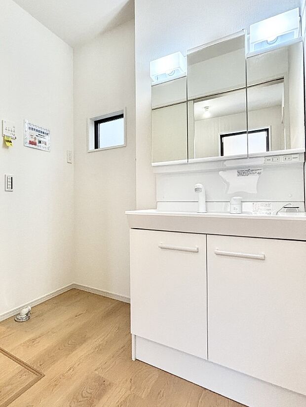 大きく見やすい三面鏡で清潔感ある洗面台は、身だしなみチェックや肌のお手入れにおすすめです。 