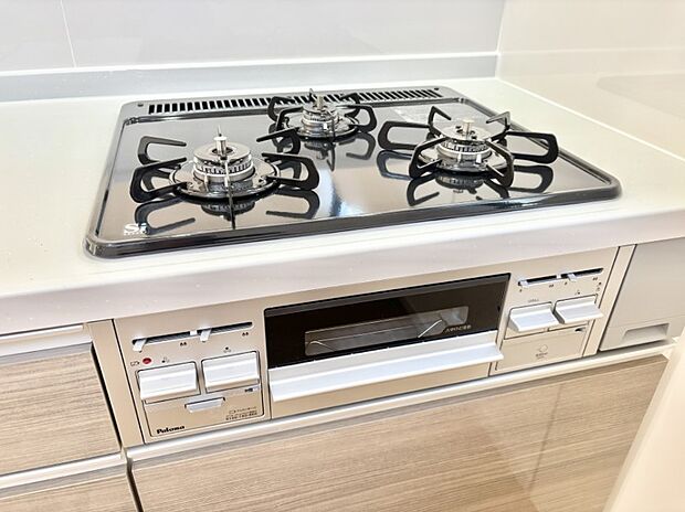 ガスコンロはＳｉセンサー搭載。火力調節や焦げ付き・消し忘れも防いでくれます。