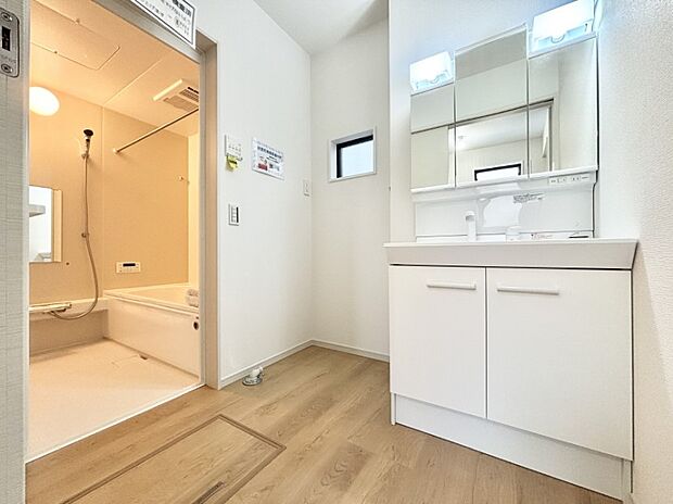 小窓がついているので湿気の多い場所でも換気が十分行えます。毎日の身支度を気持ち良く！