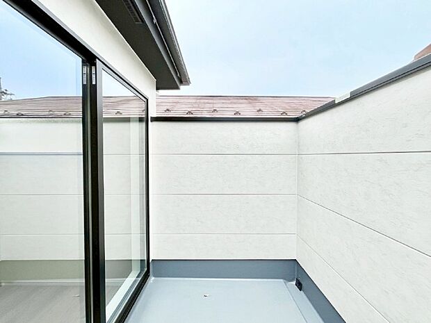 暖かな陽光が降り注ぐバルコニーはお洗濯におすすめ。爽やかな風も心地よいです。 