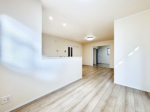 食事スペースとくつろぎスペースを使い分けしやすいプランニング。