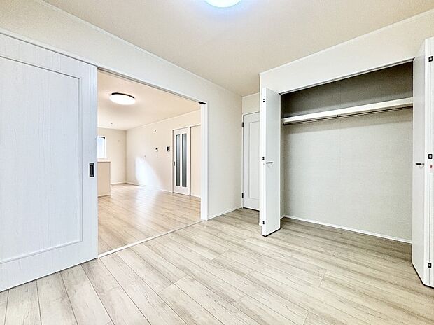 リビング横の洋室は引き戸を開ければリビングと一体に。閉じれば独立した洋室に。